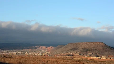 Time lapse of sunset on a desert mountain landscape with rolling clouds. Stock-Footage 71446588