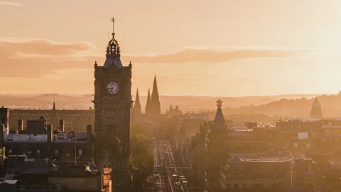 Time lapse sunset, Edinburgh city skyline from Calton Hill, United Kingdom Video stock 220189532