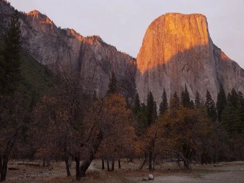 Time lapse of a sunset at El Capitan Rock in Yosemite National Park, California. Stock Footage 72999840