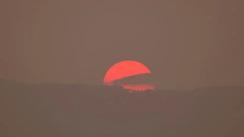 Time lapse sunset on hills and red sun on dark twilight background beautiful Vidéo 150283772