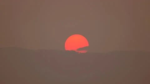 Time lapse sunset on hills and red sun on dark twilight background beautiful Vidéo 150283955