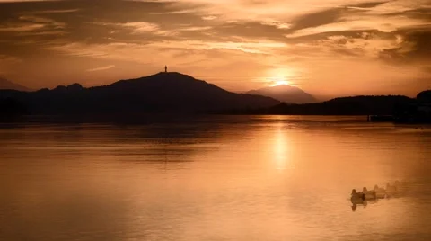 Time Lapse - Sunset at the lake with ducks Видео 46210218