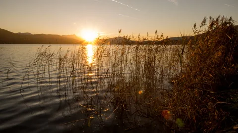 Time lapse - Sunset at the lake with reef Видео 58651743