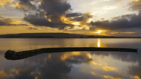 Time Lapse of Sunset Lake Reflection in Ireland 動画素材 89685377