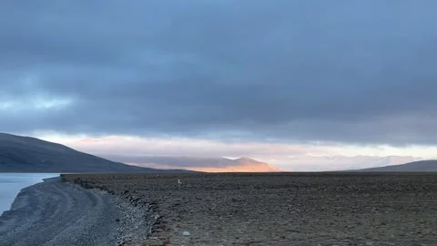 Time lapse of sunset light hitting mountain range in Tibet Video stock 333808647