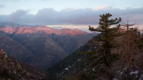Time lapse of sunset light on snowy mountains in the Angeles National Forest 스톡 동영상 128158843
