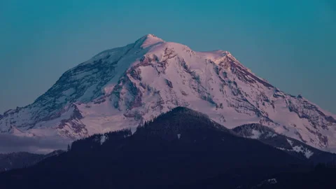 Time-lapse of sunset light working up the face of Mt Rainier in 스톡 동영상 221894104