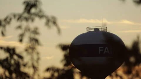 Time-lapse of a sunset in a midwestern town with a water tower. Stock-Footage 143197147