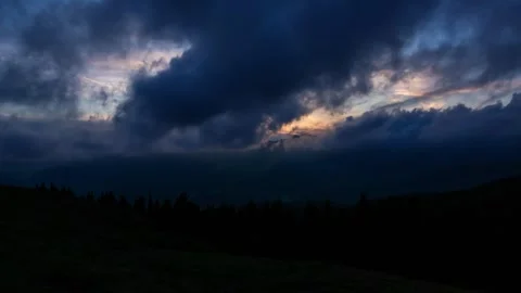 Time lapse of sunset in the mountains with clouds moving from left to right Stock Footage 247167310
