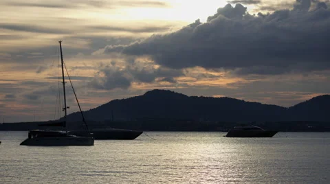 Time Lapse of the Sunset over Bay with moving ships and clouds Video stock 56815909
