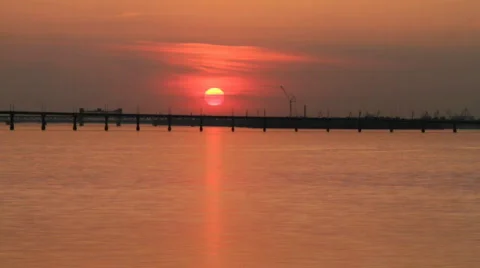 Time lapse sunset over the bridge Видео 717156