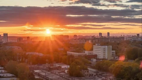Time lapse of a sunset over a city with small clouds in the sky Stock Footage 163749455