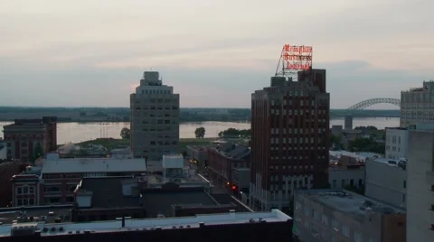 Time lapse of sunset over Downtown memphis, Mississippi river in background Stock Footage 52875664
