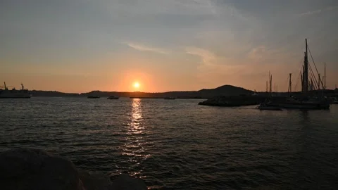 Time lapse of sunset over the harbor with moving boats. Stock Footage 164406304