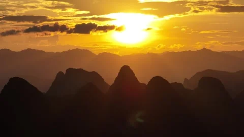Time Lapse Of Sunset Over Karst Mountain Peaks In Yangshuo Guilin Vídeos de archivo 313061464