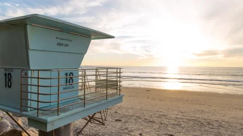 Time lapse of sunset over Pacific Ocean with lifeguard tower 스톡 동영상 58731403