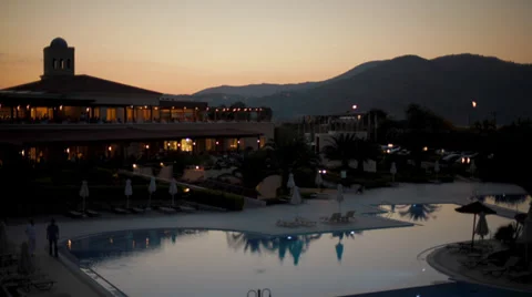 Time-Lapse sunset overlooking the hotel pool Vídeos de archivo 32606510