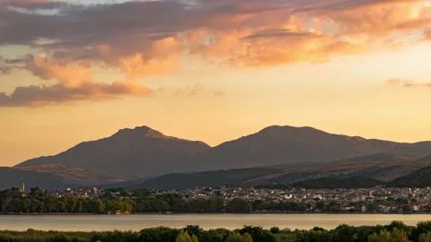 Time lapse of sunset pastel orange clouds flowing on the blue sky over mountains Stock-Footage 171525835