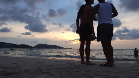 Time lapse sunset on Patong Beach. Boats float on the sea and tourists walk Stock Footage 145456925