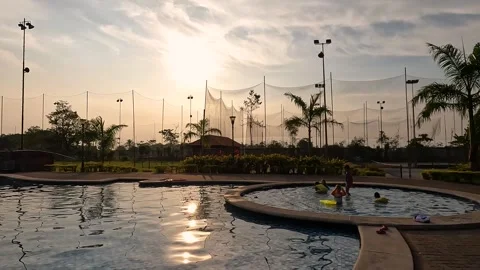 Time lapse of a sunset with reflection of the sun and clouds in the water Stock-Footage 251027529