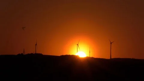 Time lapse: Sunset in rural Germany, sun sets behind a hill with wind turbines 库存影片 89561665