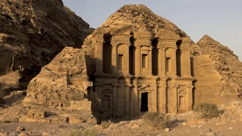 Time Lapse of Sunset / Shadows Moving Across The Monastery in Petra Vidéo 70515190