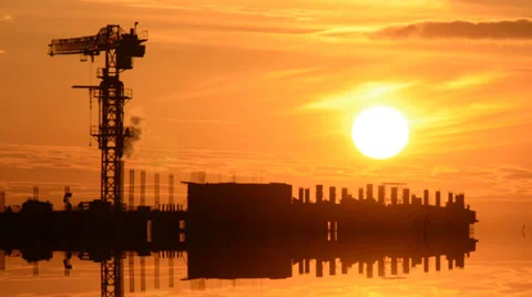 Time Lapse Sunset with Silhouettes of Crane and Workers Vídeos de archivo 32427601