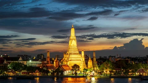 Time lapse, sunset sky and  behind Wat Arun Ratchawararam Bangkok, Thailand Vídeos de archivo 220149723