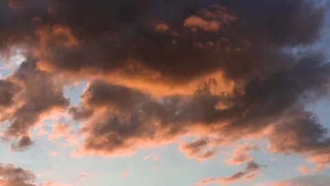 Time lapse. Sunset sky with huge dark orange pastel cloud moving on the air 스톡 동영상 139591928