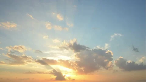Time lapse of sunset with slowly moving clouds and rays of sunlight Video stock 150600130