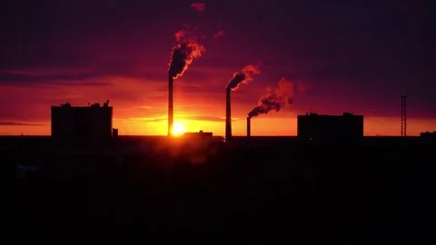 Time-lapse sunset smoke from the pipes in the city Video stock 73482016