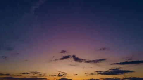 Time lapse Sunset with sun and clouds on blue and orange dramatic sky with sun 스톡 동영상 302762408