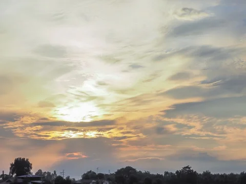 Time-lapse sunset with tapestry of cirrus clouds over farmland Vídeo Stock 83464111