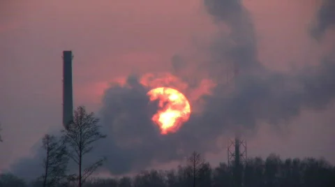 Time-lapse of sunset through smoke from chemical plant 6 Vidéo 358317