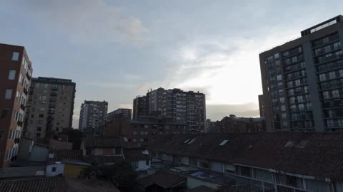 Time lapse sunset of a typically residential neighborhood buildings Video stock 320854250