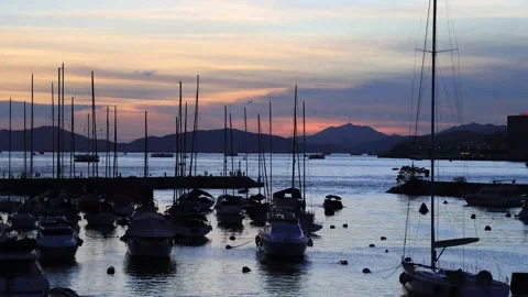 Time lapse of sunset view of boats in Causeway Bay Typhoon Shelter, Victoria  스톡 동영상 154860828