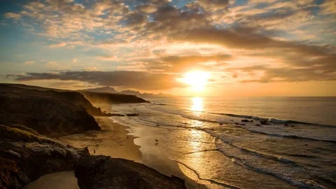 Time lapse sunset with waves and clouds at Fuerteventura island, Canaries, Spain Video stock 72371234