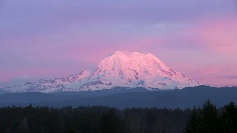 Time-lapse sunsetting on snow covered Mt Rainier 스톡 동영상 170089614
