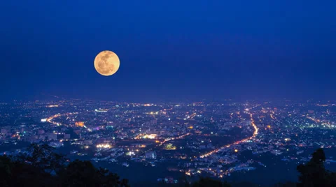 Time lapse super full moon moving over downtown of chiang mai, thailand Vidéo 37271938