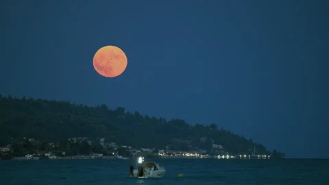 Time lapse of super moon rise above a tranquil coast Stock Footage 288882689