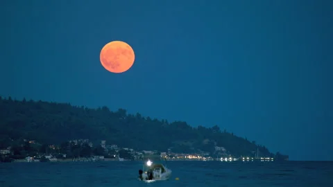 Time lapse of super moon sunset above a sea Stockbeeldmateriaal 292496456