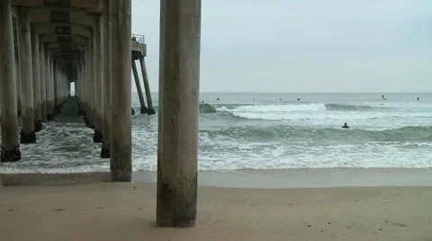 Time lapse of surfers and waves crashing under the Pier in Huntington Beach, CA. Video stock 59735376