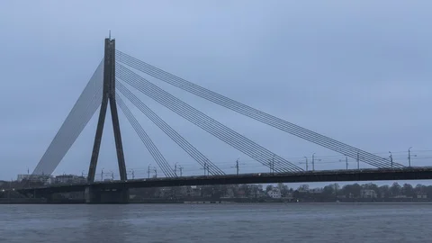 Time lapse of suspended bridge with hard traffic on it 스톡 동영상 121378182