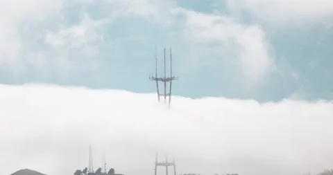 Time lapse of Sutro Tower standing above the fog in downtown San Francisco Video stock 130986631