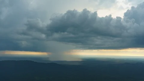 Time lapse of swiftly moving clouds, before the rain Vídeo Stock 118580935