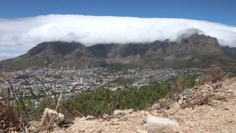 Time Lapse of Table Mountain (Cape Town, South Africa) with a huge cloud Video stock 133699156