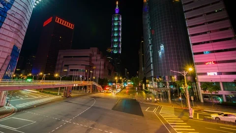 Time-lapse of Taipei 101 tower with traffic on road at night in Taipei, Taiwan  Video stock 124734014