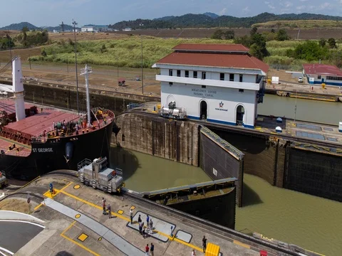 Time lapse of tanker moving through Mira Flores Panama Canal locks 스톡 동영상 74096931