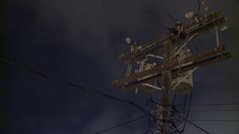 Time Lapse of a Telephone Pole / Power Line on a Cloudy Night Vidéo 70478699
