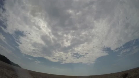 Time Lapse of thick Psychedelic Cloud Patterns in front of Tropical Sun 9037 Vídeos de archivo 163008972